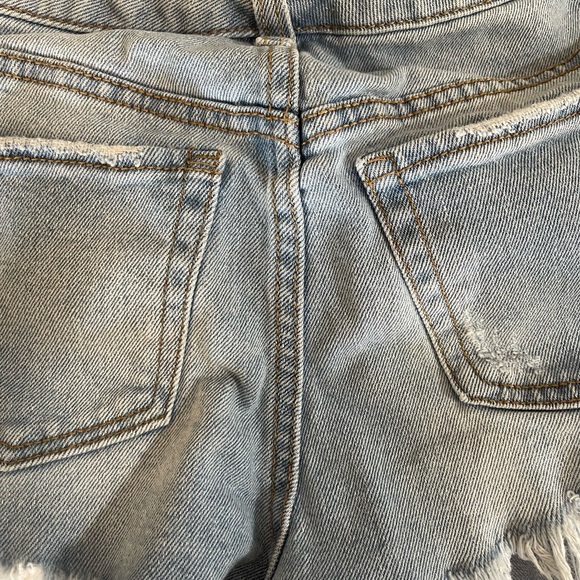 Wild Fable Cut off Jean Shorts Light Wash Distressed Size 2 - Picture 4 of 5